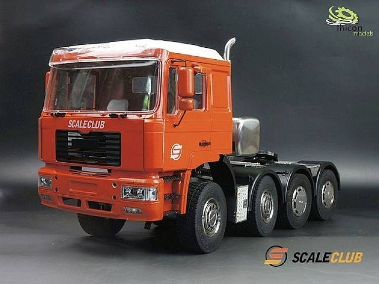 Ein rotes Modell-LKW mit vier Achsen, beschriftet mit 'SCALECLUB'. Im Hintergrund ist ein Logo mit 'flicon models' sichtbar.