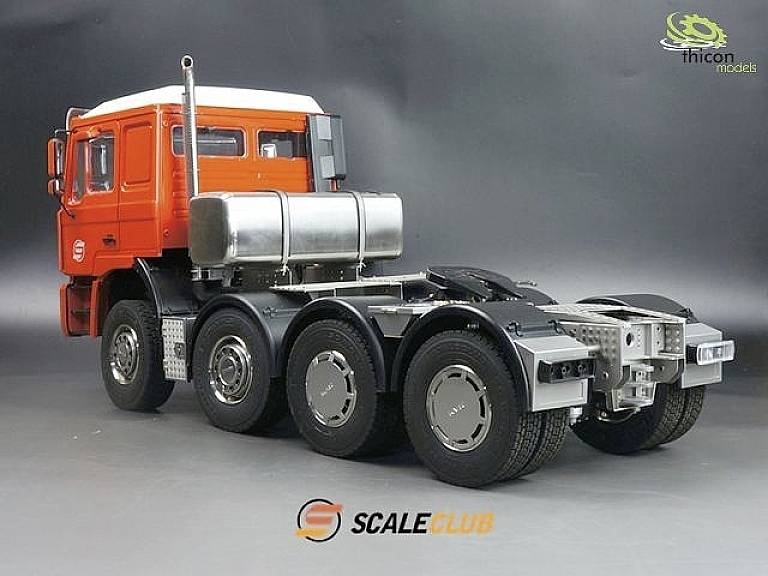 Modell eines rostroten, vierachsigen LKWs mit silbernem Tank und Logo von 'thicon models' und 'SCALECLUB'.