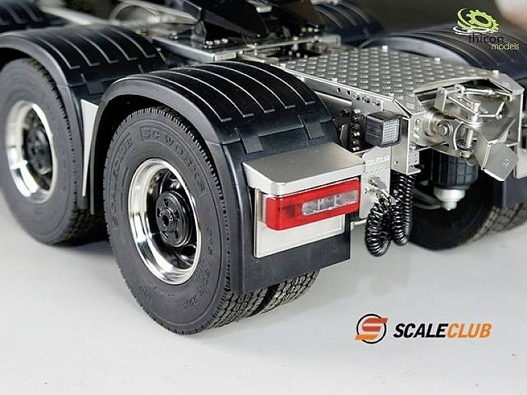 Nahaufnahme eines Modell-LKW-Chassis, zeigt die detailreiche Hinterachse, Reifen und Rücklichter. "SCALECLUB"-Logo unten rechts.