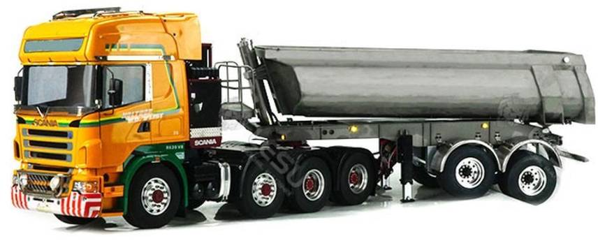 Ein orangefarbener Lastwagen mit einem großen grauen Anhänger. Der Lastwagen hat ein robustes Design und mehrere Achsen.