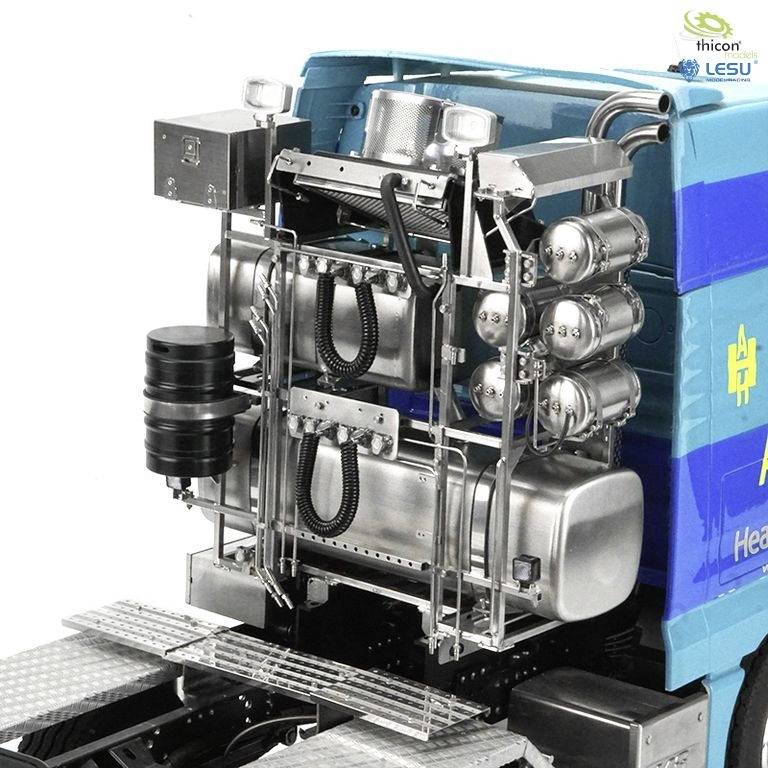 Ein detailliertes Modell eines LKW-Aufbaus mit sichtbarer Technik, Tank und Verkabelung, darauf ein Logo und Schriftzug in der oberen rechten Ecke.