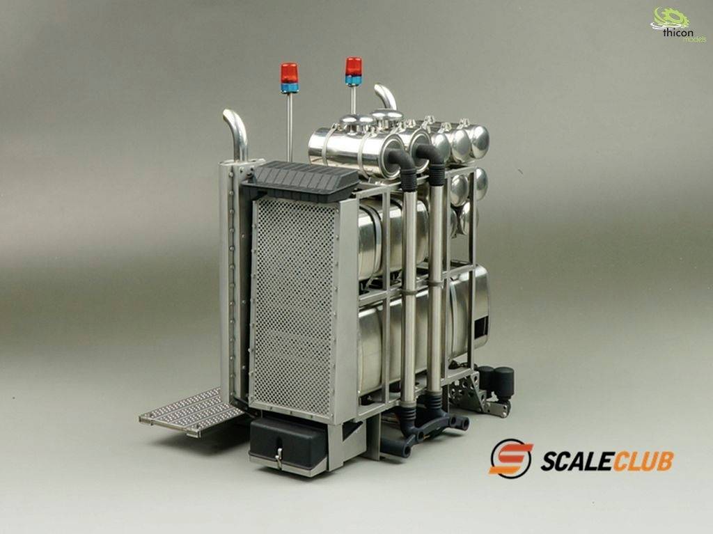 Miniaturmodell eines Edelstahl-Tanksystems mit mehreren Zylindern, Leitungen und zwei blinkenden Signalleuchten. Logo 'ScaleClub' unten rechts.