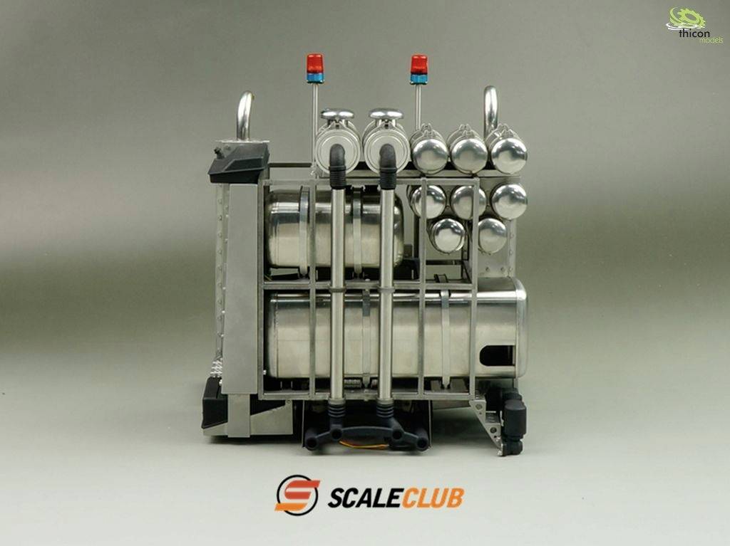 Ein Modell eines Edelstahl-Tanksystems mit Kugeln und Ventilen, präsentiert auf einer Plattform. Logo 'Scaleclub' darunter sichtbar.