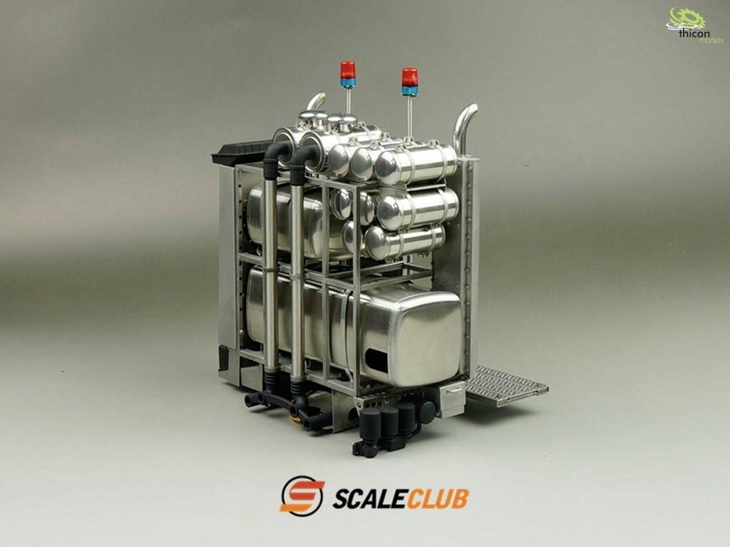 Eine komplexe Maschineneinheit mit mehreren zylindrischen Tanks, Rohren und Signalleuchten. Logo von 'SCALECLUB' im Vordergrund.