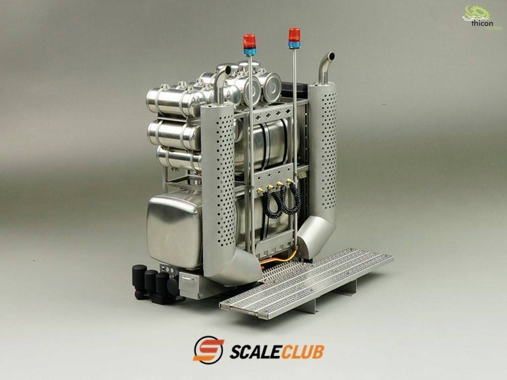 Ein Modell eines großen Motors mit mehreren Zylindern, Auspuffrohren und einem Bedienfeld. 'Scaleclub'-Logo unten abgebildet.