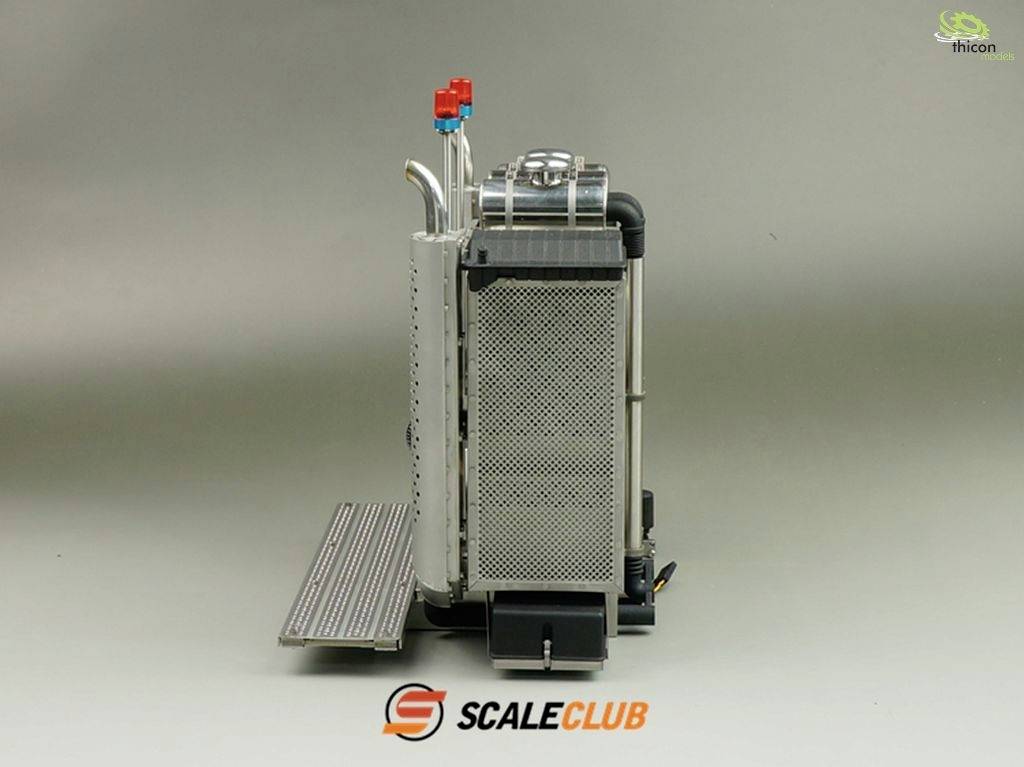 Industrieanlage mit zwei roten Ventilen und Metallgittern; 'SCALECLUB'-Logo im Vordergrund.