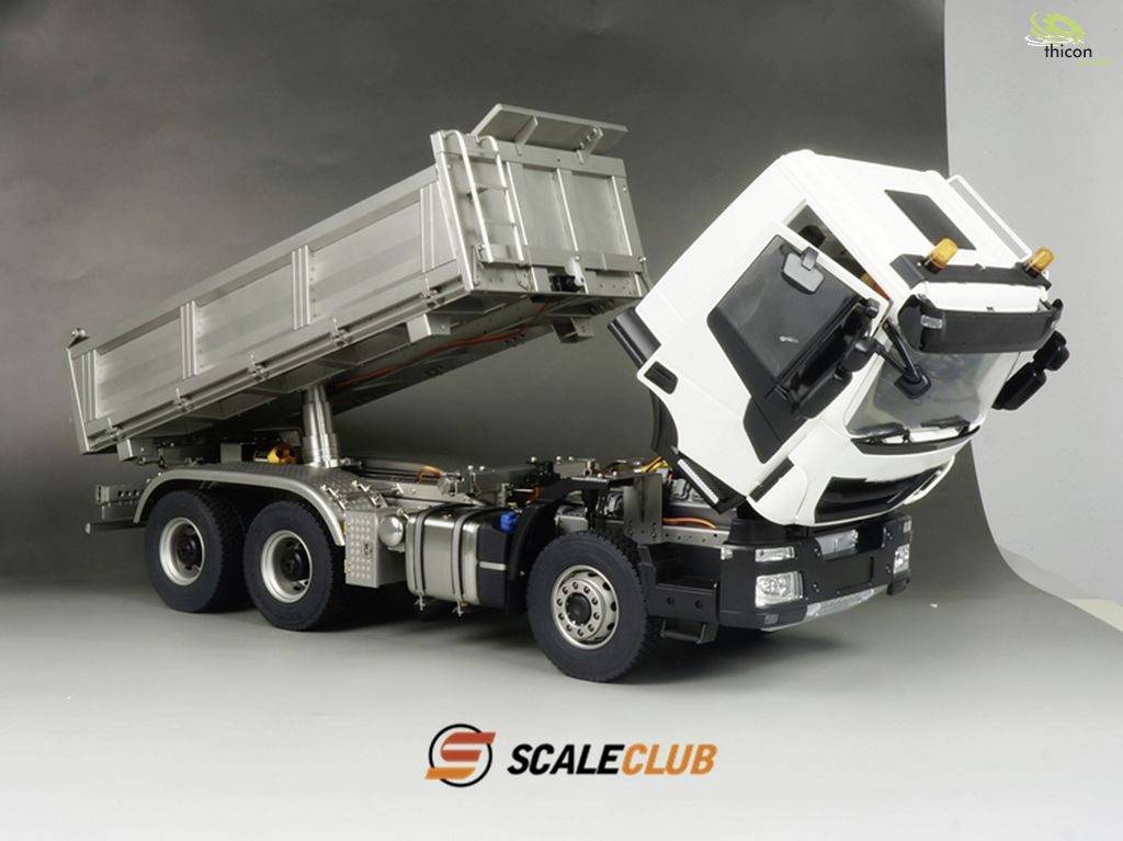 'LKW-Modell mit kippbarer Mulde und gekippter Fahrerkabine, präsentiert von ScaleClub. Detaillierte mechanische Darstellung.'