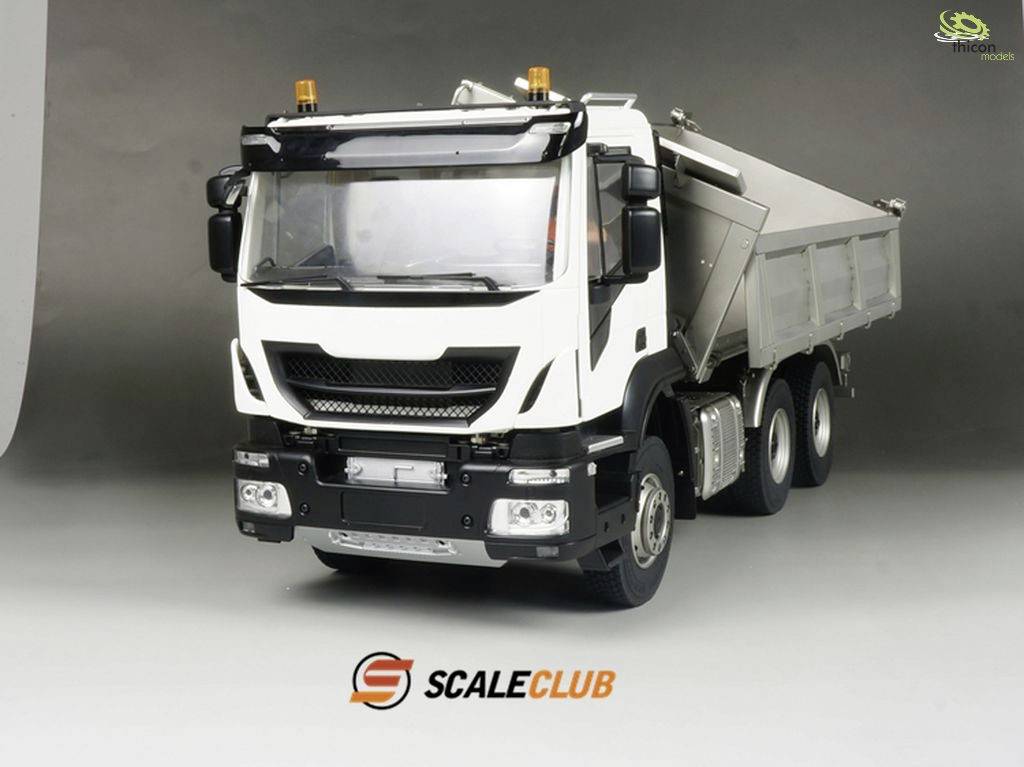 'Modell eines weißen LKW mit Kippmulde und gelben Blinklichtern. Beschriftet mit Scale Club-Logo.'