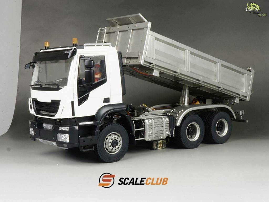 Ein weißer Lastwagen mit Kippmulde auf grauem Hintergrund. Das Logo 'ScaleClub' ist unten in der Mitte sichtbar.
