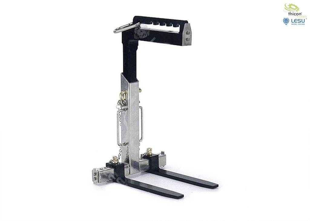 Ein Modell eines Gabelstapler-Zubehörs mit zwei Zinken und Handgriff, geeignet für kleine Maßstab-Modelle oder Dioramen.