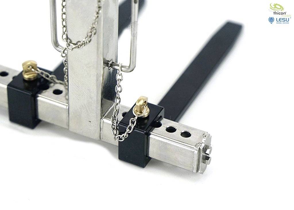 'Metallkonstruktion mit Ketten, Bolzen und schwarzen Schienen. Technisches Design, möglicherweise ein Teil eines Modells oder Geräts.'