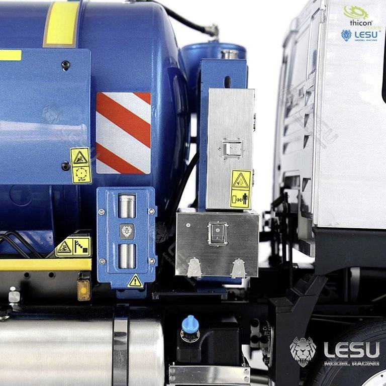 Nahaufnahme eines blauen technischen Geräts mit gelben Warnsymbolen und rot-weißen Streifen, ausgerichtet auf Maschinen- und Sicherheitskomponenten.