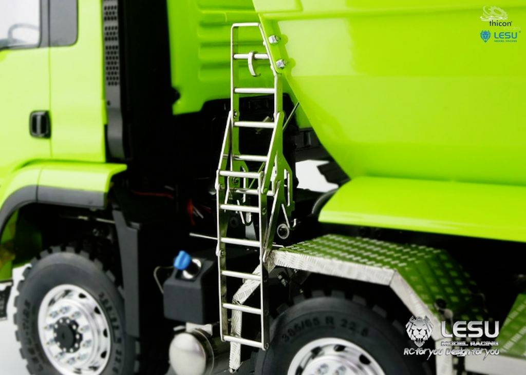 Grün lackierter Lkw mit Leiter an der Seite, steht still. Einige Markierungen und Logos sind auf der Tür sichtbar.