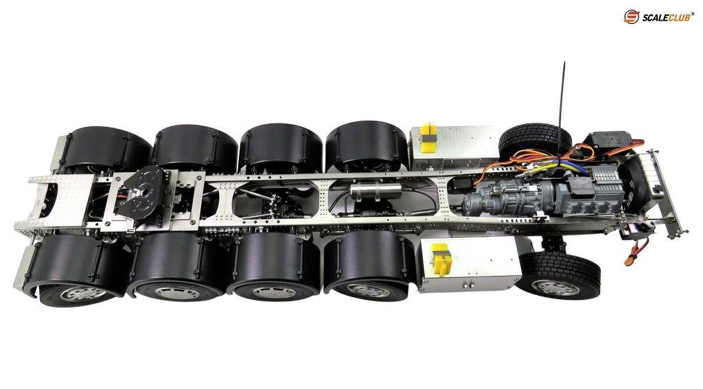 Ferngesteuertes Modell eines Sattelschleppers mit acht schwarzen Reifen, sichtbar sind Motor und Elektronik auf dem Chassis.