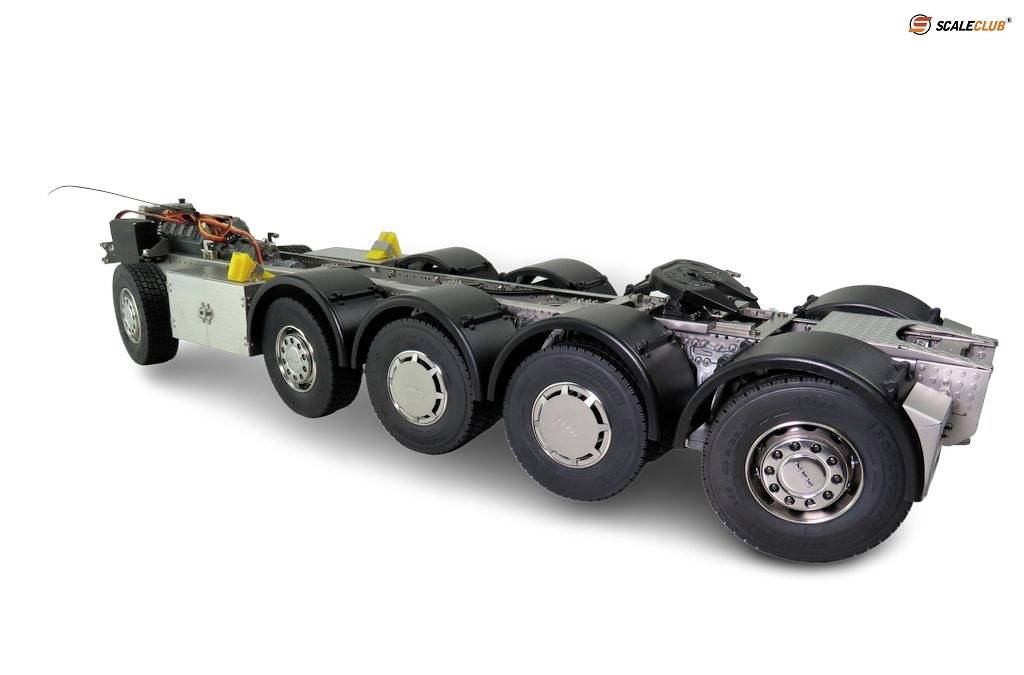 'Modell eines LKW-Chassis mit zehn Rädern und sichtbarer Verkabelung, dargestellt auf weißem Hintergrund.'