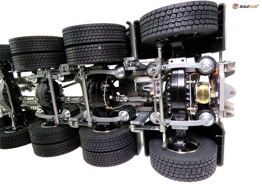 Fahrwerk eines Lastwagens mit detaillierter Federung und Reifenanordnung. Ansicht von unten, zeigt mechanische Struktur und Komponenten.
