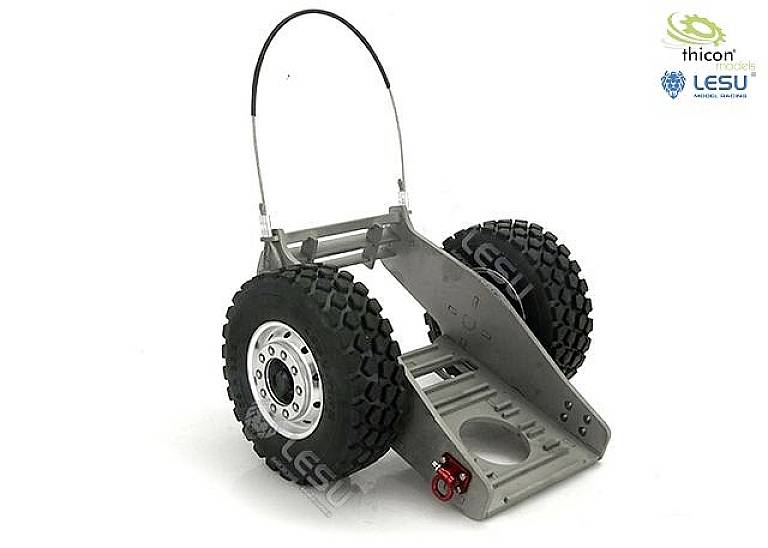 'RC-Modell Anhänger-Chassis mit zwei großen Reifen, stabiler Rahmen und Anhängevorrichtung für ferngesteuerte Fahrzeuge.'