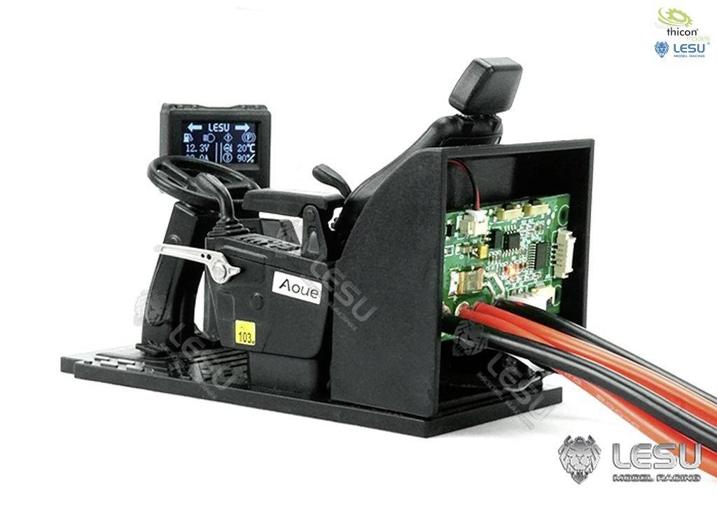 Fernbedienung für Modellbau mit Bedienhebel, Bildschirm und Kabelanschlüssen. Gezeigt ist die Innenansicht der Elektronik.