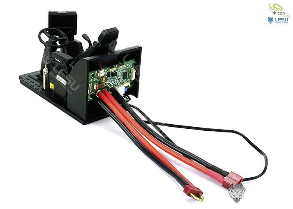 'Nahaufnahme eines RC-Modell-Zubehörs mit verschiedenen Kabeln und Anschlüssen, geeignet für technisches oder elektronisches Basteln.'