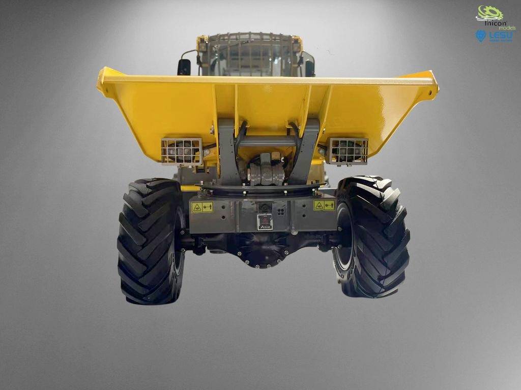 Gelber Baustellenkipper von hinten auf grauem Hintergrund, große Räder sichtbar.