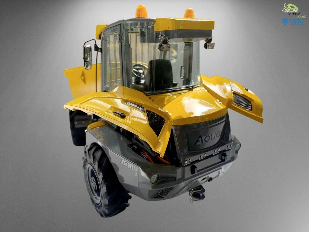 Ein gelbes landwirtschaftliches Fahrzeug mit großer Kabine und robusten Reifen auf grauem Hintergrund.