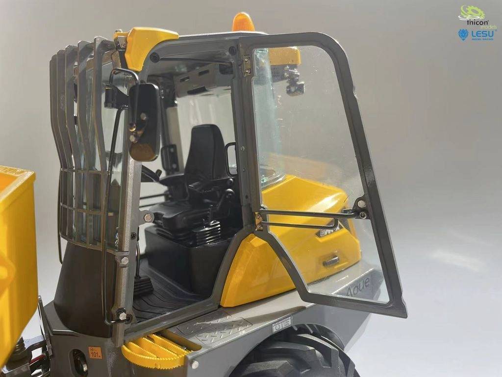 Ein gelber Bagger mit geöffneter Tür steht auf grauem Untergrund. Der Innenraum des Fahrzeugs ist sichtbar.