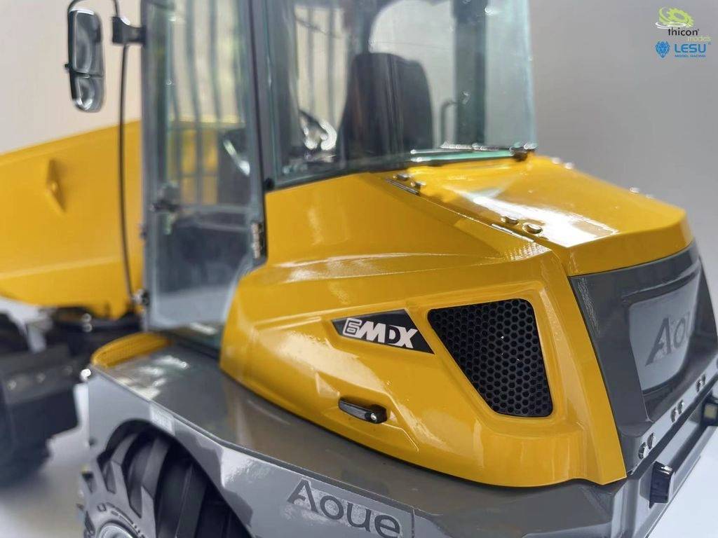 Ein gelbes, modernes Industrie- und Baufahrzeug steht in einem gut beleuchteten Raum. Das Fahrzeug hat detaillierte Oberflächen und Logo.