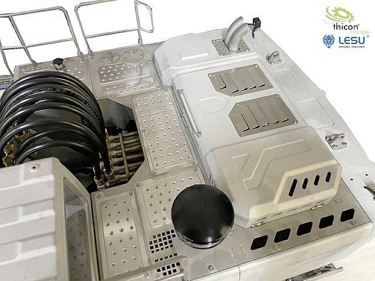 'Modellbauteil eines Fahrzeugs von oben betrachtet, mit erkennbaren Details wie Lüftungsöffnungen, Rohren und Logo von Thicon Models und Lesu.'