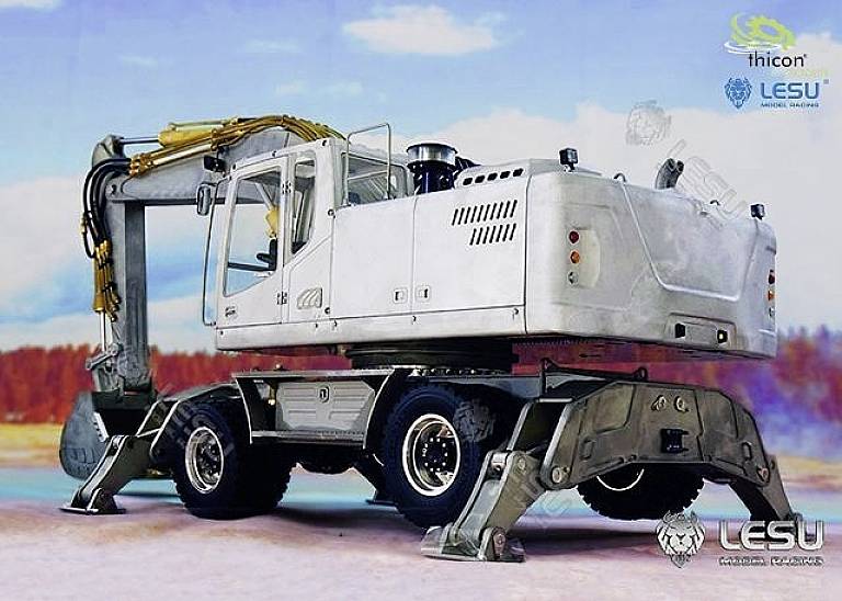 Bagger mit erhöhtem Fahrgestell auf einer Baustelle; zeigt robuste Konstruktion und beweglichen Ausleger in industriellem Umfeld.