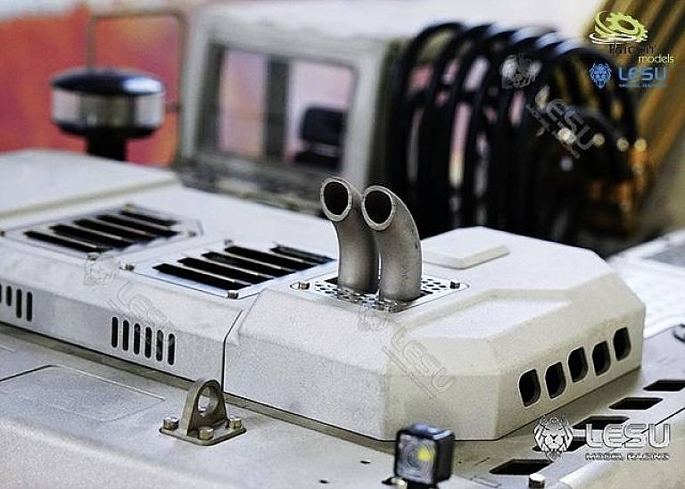 Industrie-Modell mit zwei gebogenen Auspuffrohren, Lüftungsschlitzen und technischen Details, die eine komplexe Mechanik zeigen.
