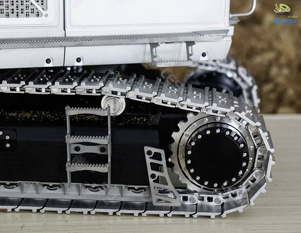 Kettenantrieb einer Maschine mit Zahnrädern und Metallgliederketten auf einem Holzboden, Detailansicht von der Seite.