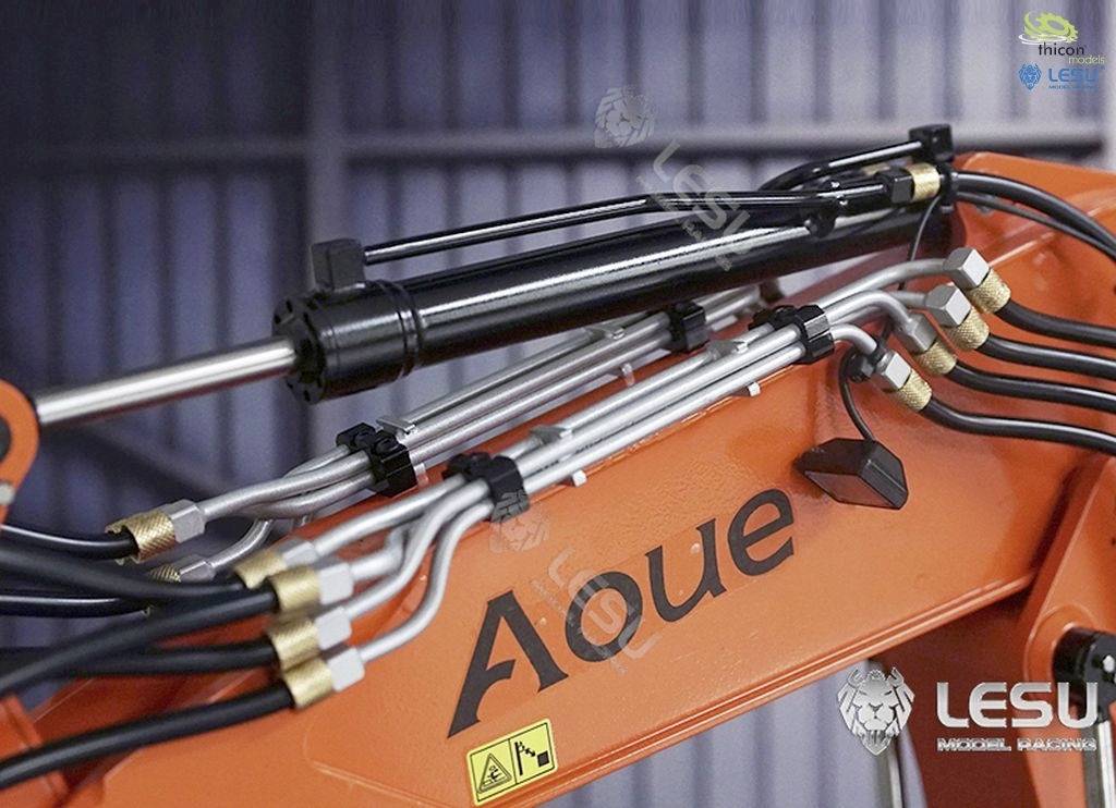 Baggerarm mit Hydraulikleitungen und dem Schriftzug 'Aoue' auf orangem Hintergrund. Markenlogo oben rechts und unten rechts sichtbar.