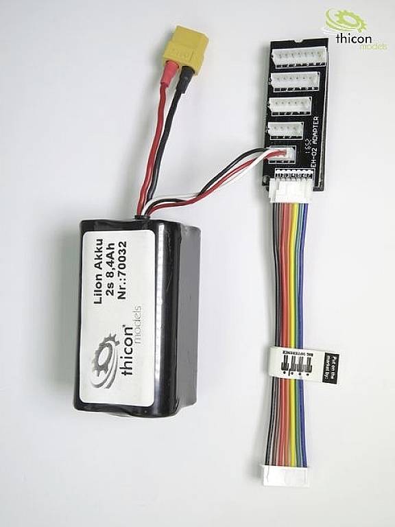 Zwei elektronische Bauteile: Links ein Lithium-Akku mit Aufschrift '25,4Ah', rechts ein Verteilerboard mit buntem Kabel verbunden.