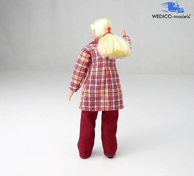 Puppe mit blondem Haar in Zopf, rotem Karo-Mantel und roten Hosen, steht mit erhobenem Arm, Logo 'WEDICO-models' oben rechts.