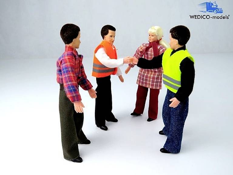 Vier Modellfiguren in verschiedenen Outfits, darunter reflektierende Westen, stehen im Kreis und scheinen sich zu begrüßen.
