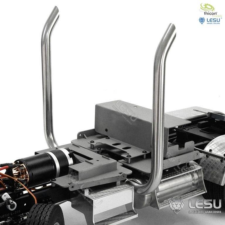 Teil eines Modell-LKWs mit sichtbarem Motor und Metallrahmen. Logo von 'LESU' in der oberen rechten Ecke des Bildes.