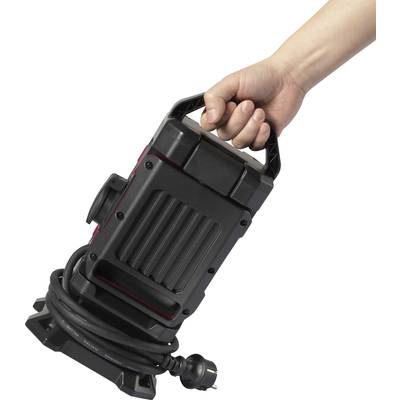 Eine Hand hält einen schwarzen, tragbaren Wasserpumpenmotor mit einem langen Kabel, bereit für den Gebrauch in Wasseranwendungen.
