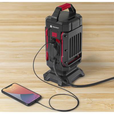 'Tragbare Powerbank mit robustem Design, verbunden mit einem Smartphone. Holzoberfläche im Hintergrund.'