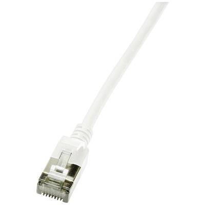Ein weißes Ethernet-Kabel mit einem RJ-45-Stecker am Ende, das zur Verbindung von Netzwerkgeräten verwendet wird.