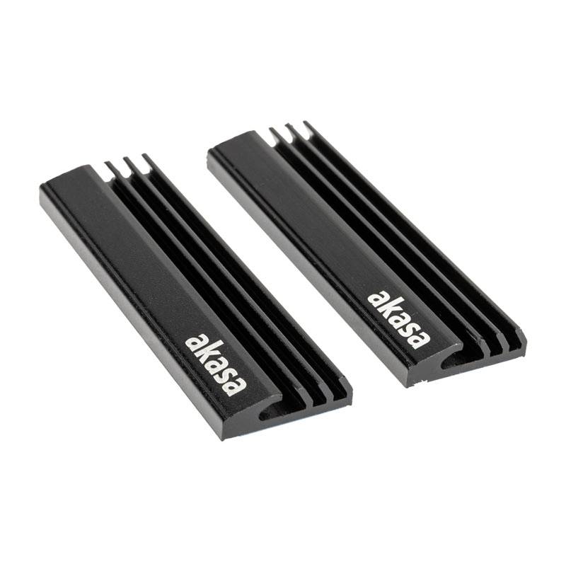 Zwei schwarze Kühlkörper mit der Aufschrift 'akasa', parallel nebeneinander liegend, zur Wärmeableitung von Computer-Hardware.