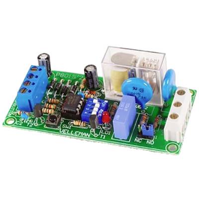 Elektronische Schaltung auf einer Leiterplatte mit blauen, schwarzen und silbernen Bauteilen, darunter Kondensatoren, Widerstände und Relais.