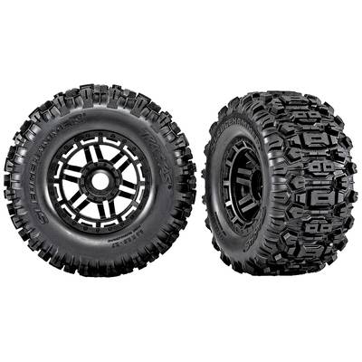 Zwei schwarz-grobe Offroad-Reifen mit tiefem Profil, geeignet für raues Gelände. Reifen von der Marke 'Traxxas', Vorder- und Rückansicht.