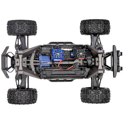 Ferngesteuertes Auto von unten gesehen zeigt detaillierte Technik und Elektronik mit sichtbaren Kabeln, Ventilatoren und robusten Reifen.