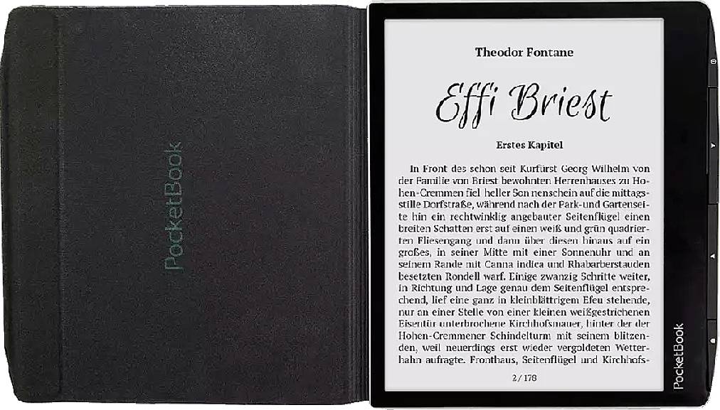 E-Book-Reader mit geöffneter Seite aus 'Effi Briest' von Theodor Fontane. Gerät in schwarzer Hülle geöffnet, Text in Serifenschrift.