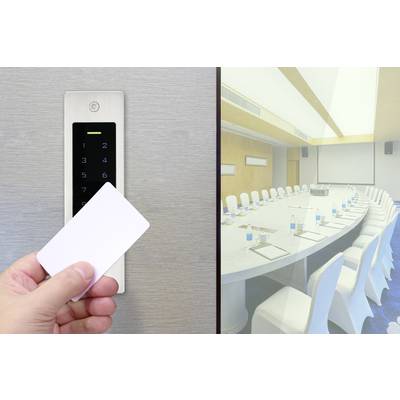 Hand hält Schlüsselkarte vor elektronischem Türschloss, daneben Besprechungsraum mit rundem Tisch und weißen Stühlen.
