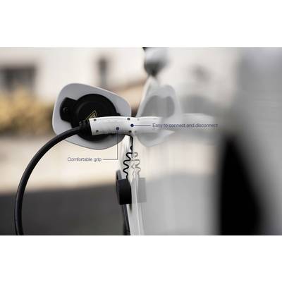 Ein Elektrofahrzeug wird aufgeladen. Der Stecker ist mit 'Angenehmer Griff' und 'Einfaches Anschließen und Trennen' beschriftet.