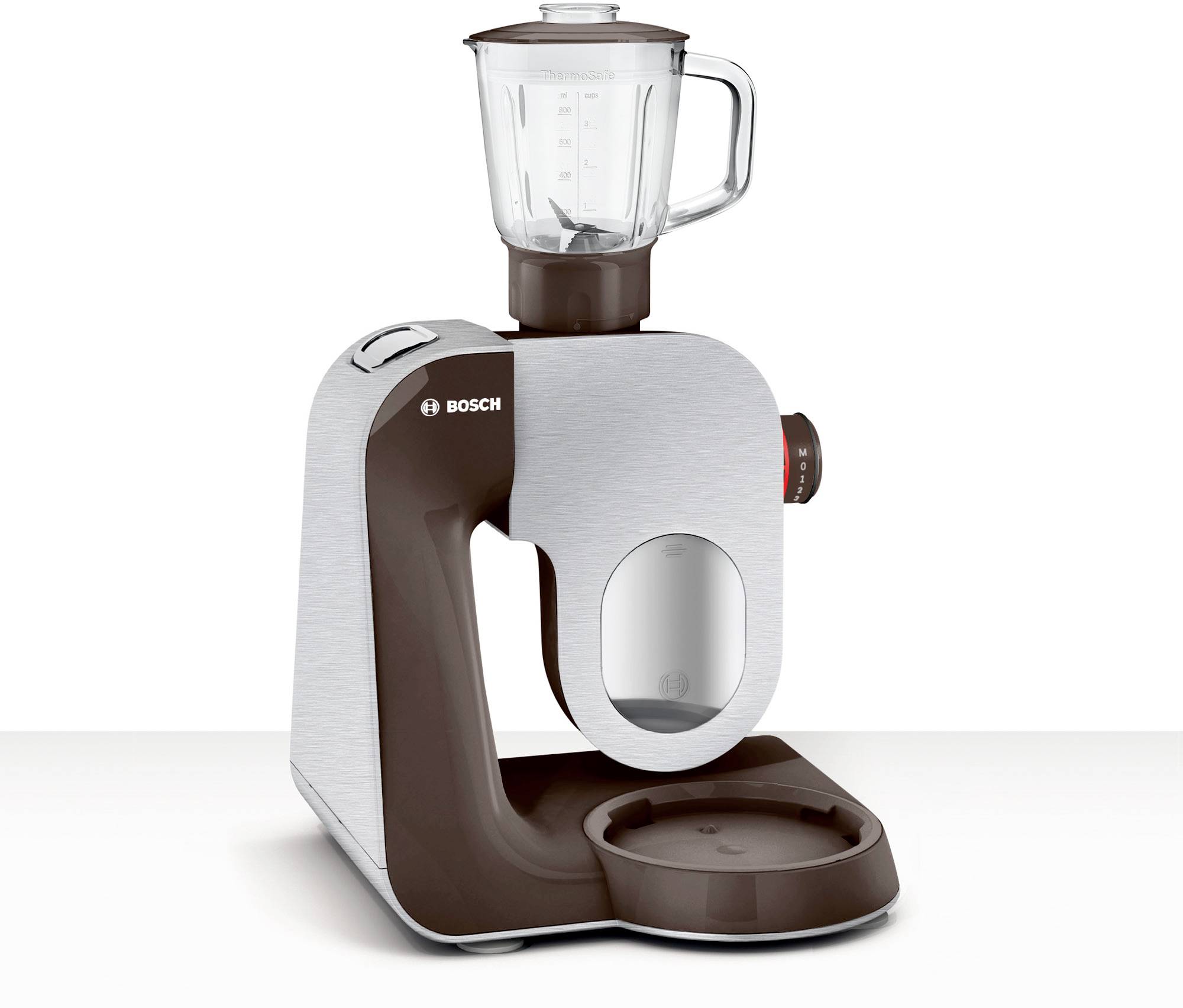 Eine weiße und braune Küchenmaschine mit Mixeraufsatz, glänzender Edelstahloptik und markantem Design, steht auf einer weißen Oberfläche.