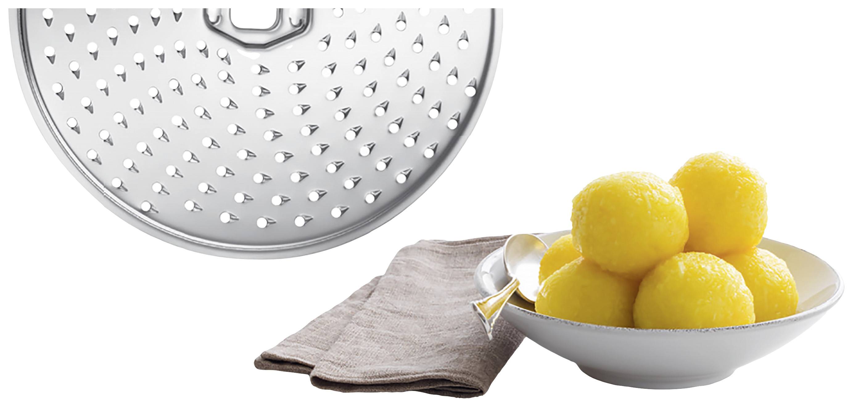 Ein Metallreibblatt neben einem Teller mit goldgelben Knödeln auf einem braunen Stofftuch.