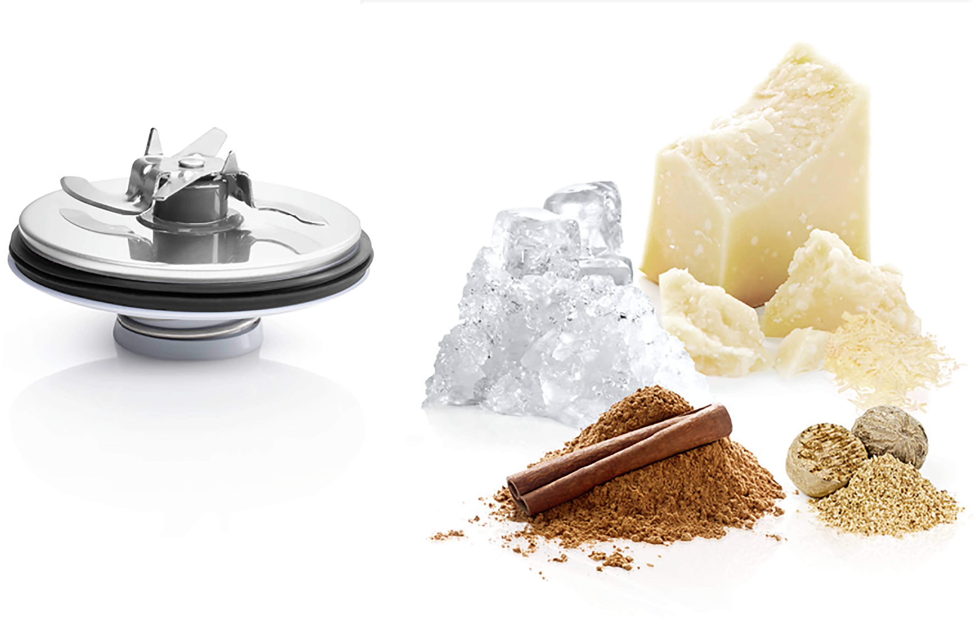 Mixeraufsatz neben Zutaten wie Parmesan, Eiswürfel, Zimtstange, Muskatnuss und Gewürzpulver.