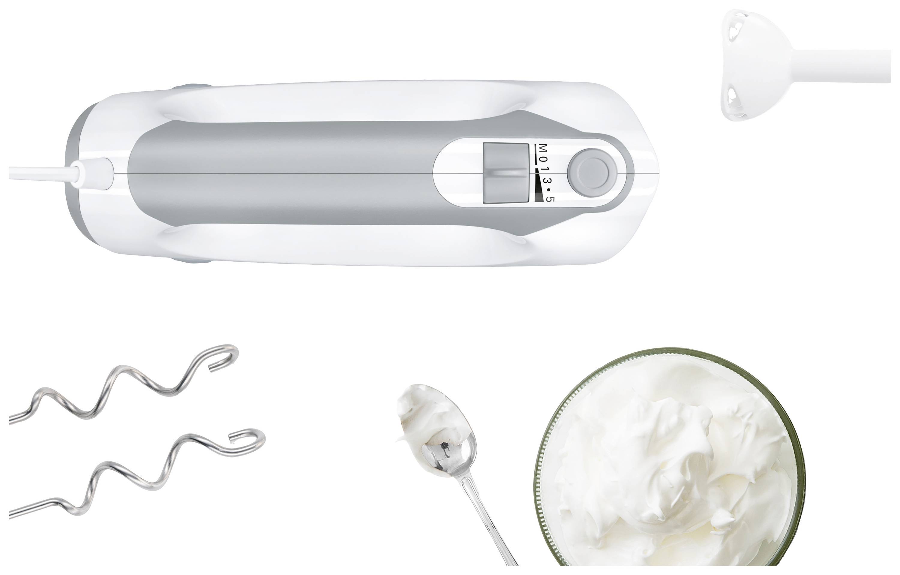 Handmixer mit verschiedenen Aufsätzen und Schüssel mit geschlagenem Eiweiß.